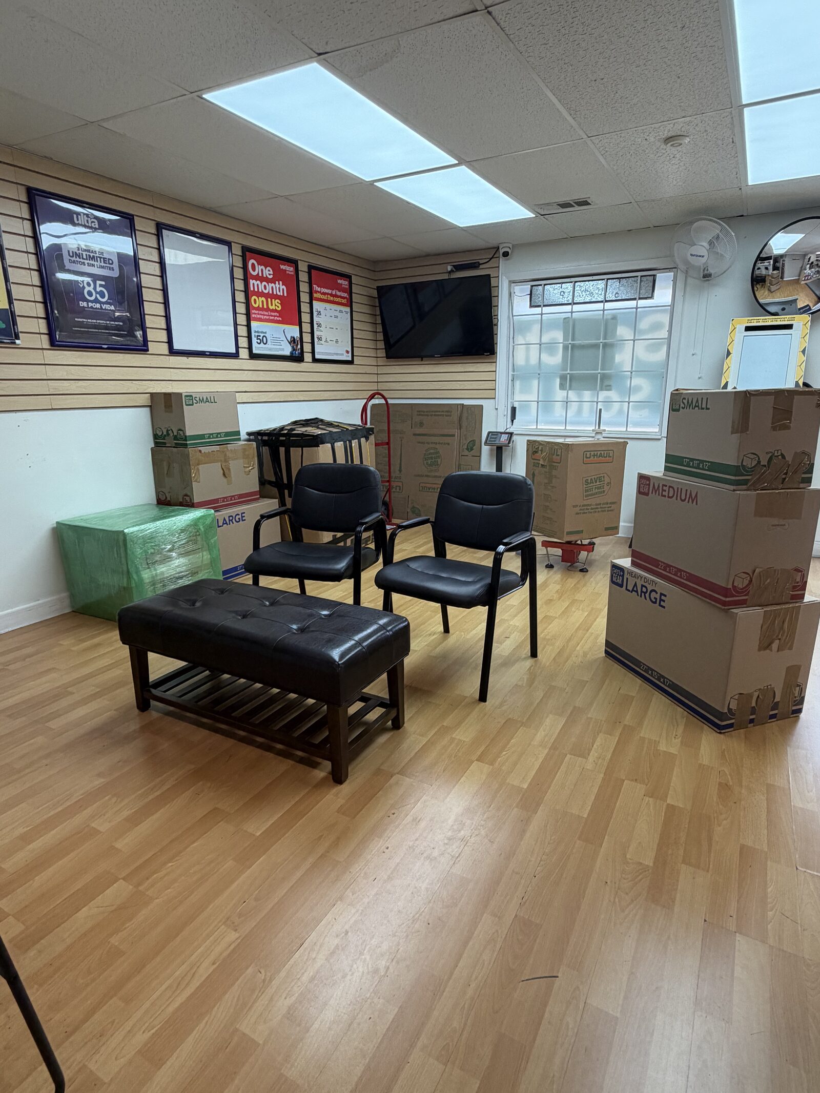 Interior de la tienda ITG Envíos en Brandon, Florida