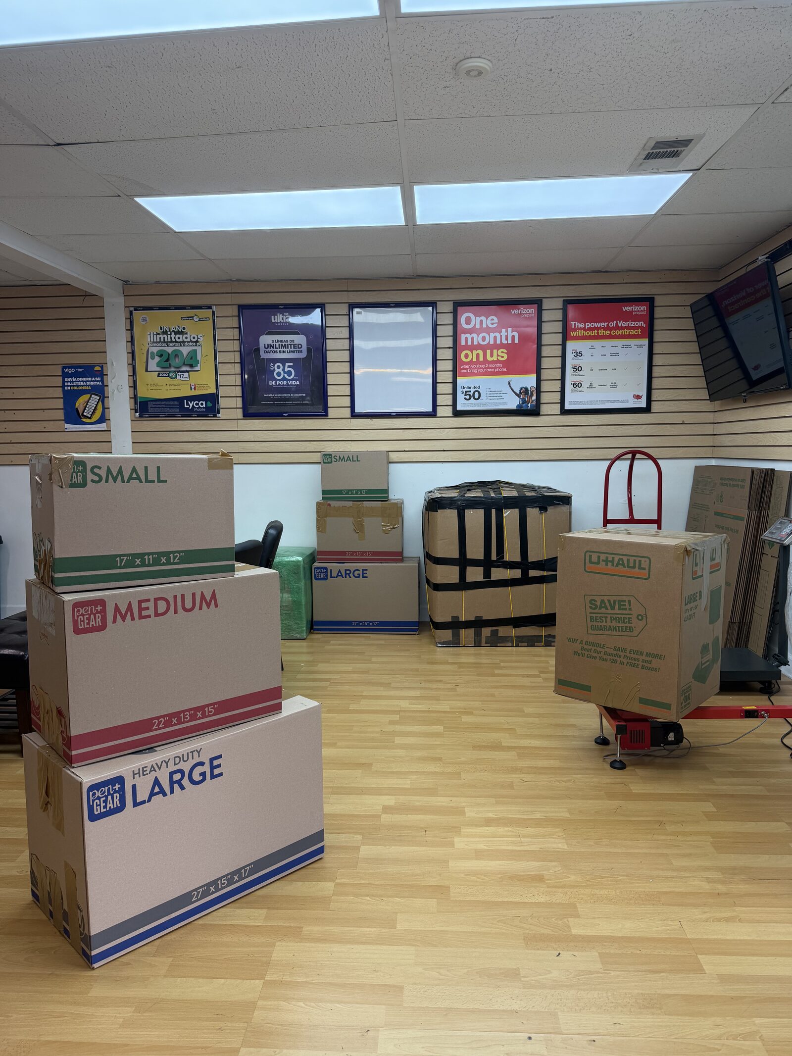 Cajas preparadas y organizadas en la tienda de ITG Envíos en Brandon, Florida